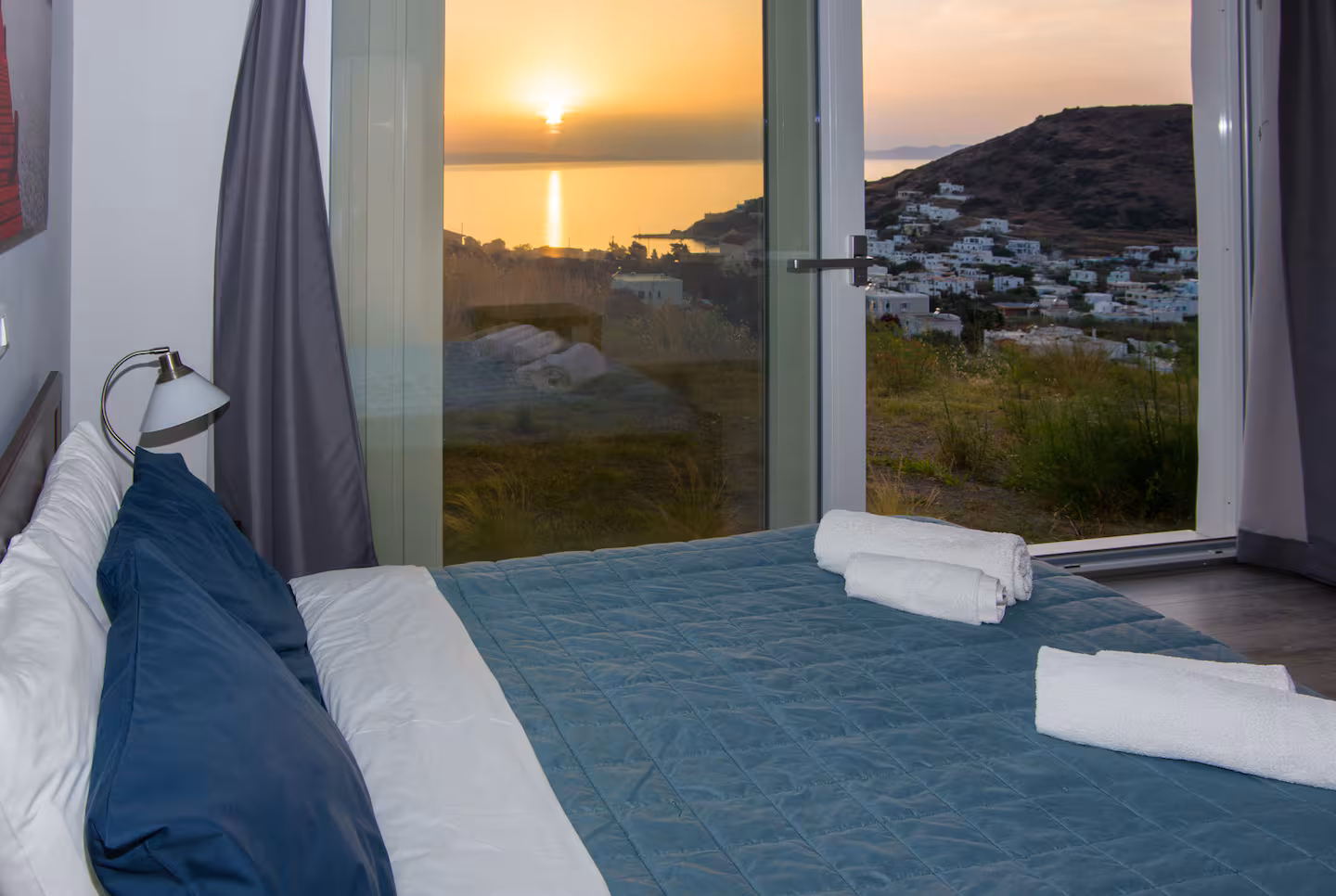 Silvermoon-luxury-house-panoramic view of the sunset through bedroom