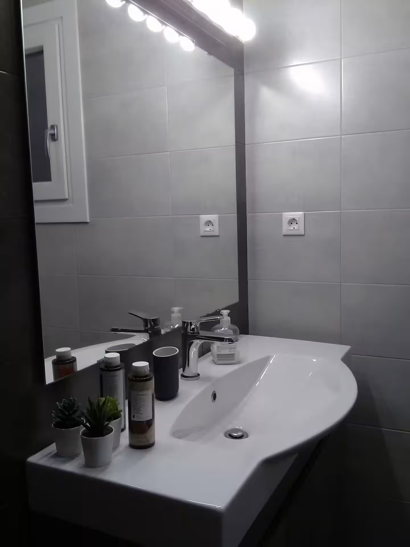 Silvermoon-luxury-house-syros-Details of the bathroom