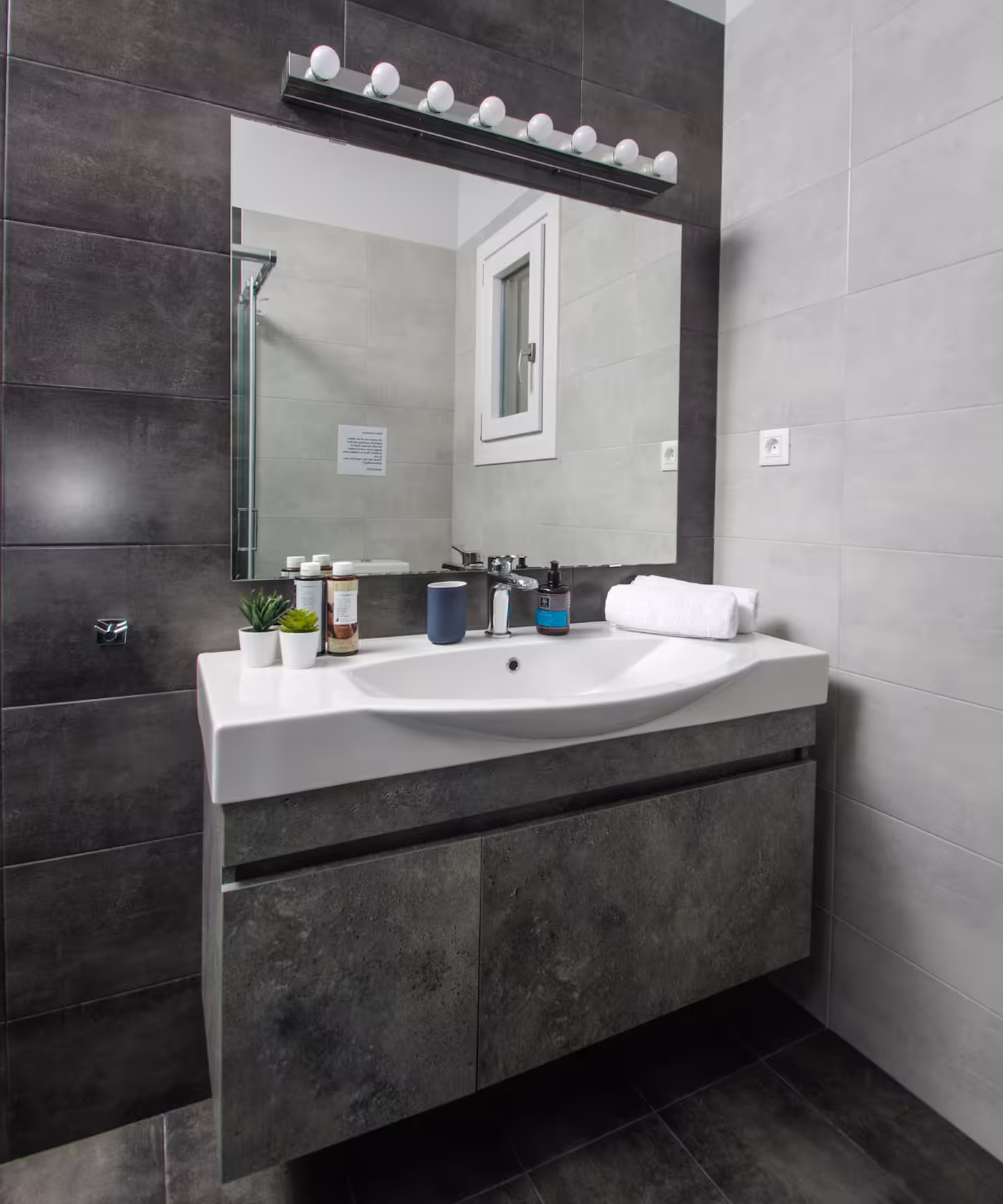The bathroom-silver-moon-luxury-house-syros-kini-discover