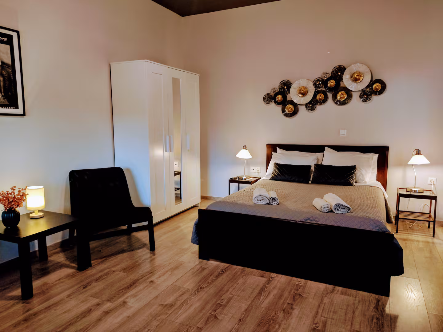 bedroom-silver-moon-luxury-house-syros-kini-double-bed