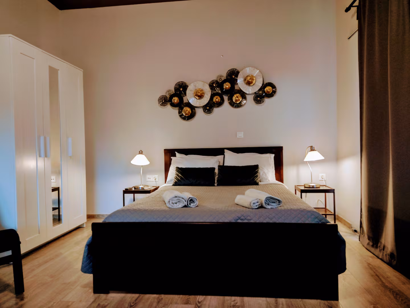 bedroom-silver-moon-luxury-house-syros-kini-goodsleep