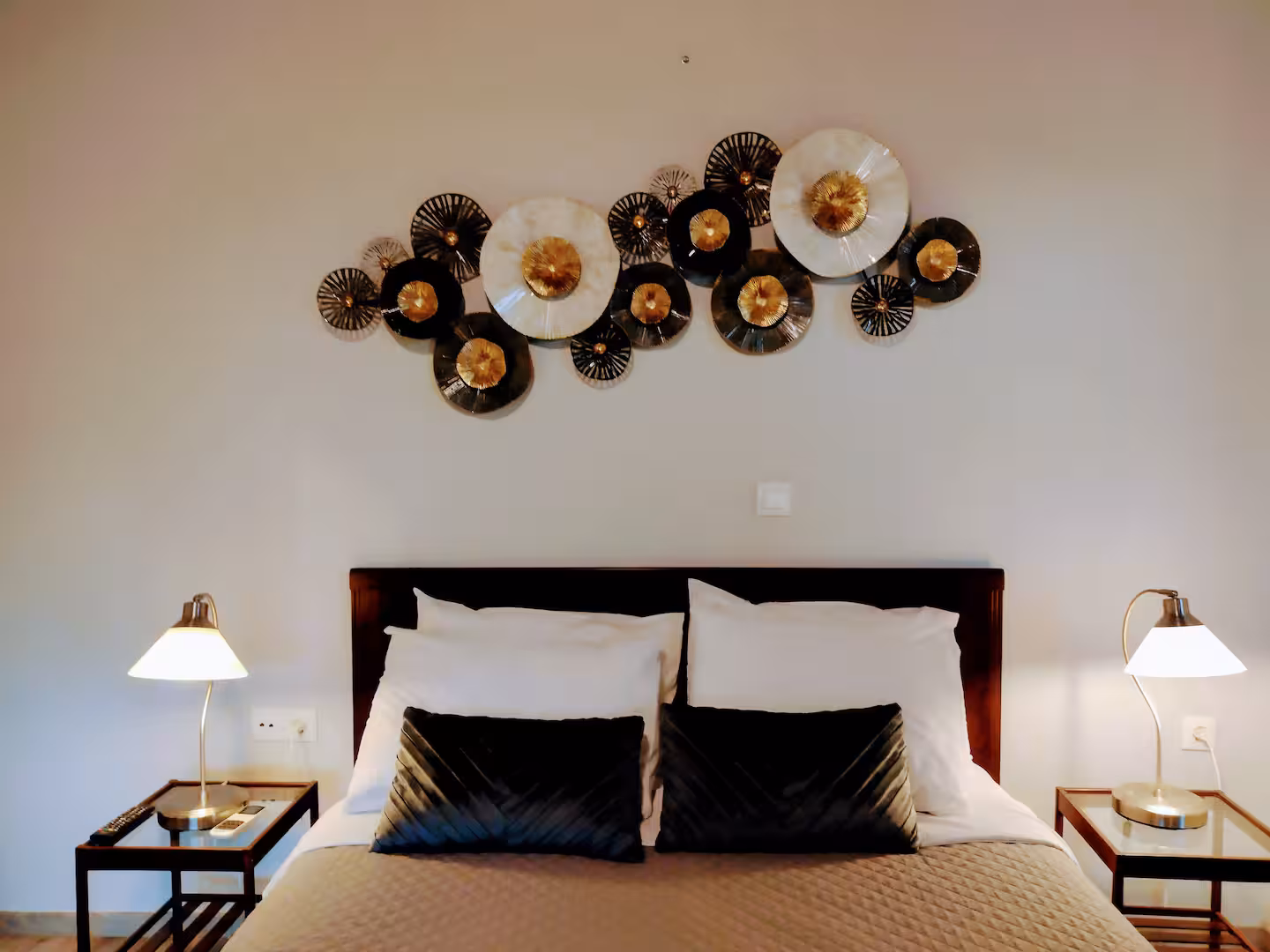 bedroom-silver-moon-luxury-house-syros-kini-sleep